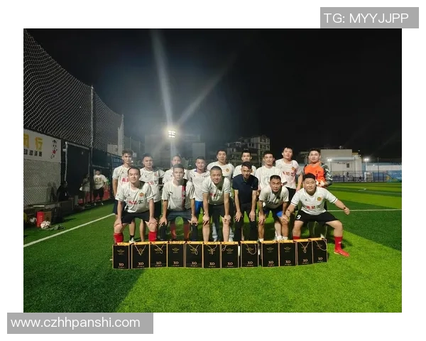 足球球星自拍瞬间展现个人魅力与赛场风采引发粉丝热议